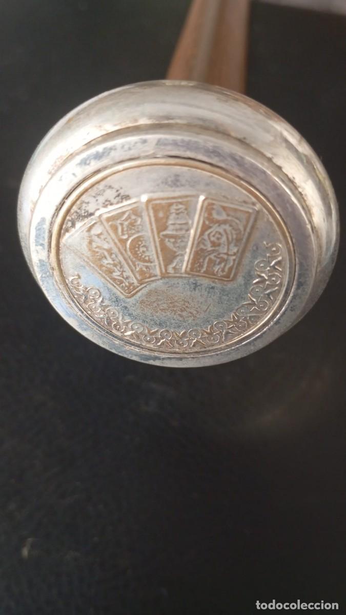 Antig&uuml;edades: Baston de mando galleta de plata lisa con cartas de la baraja espa&ntilde;ola.
