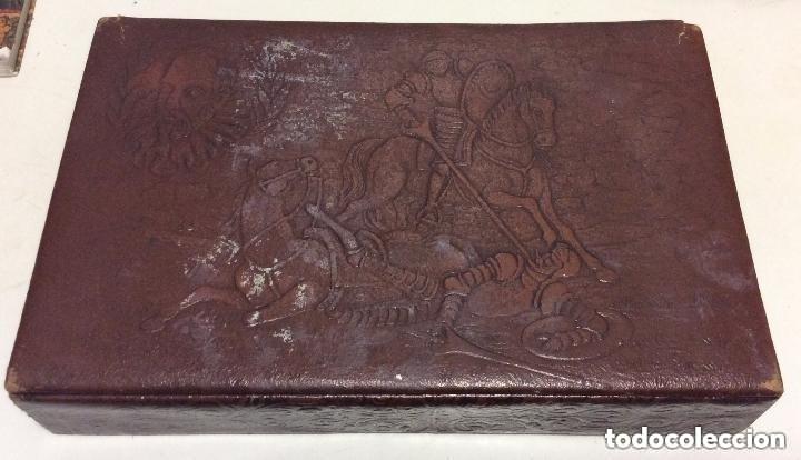 Antig&uuml;edades: CAJA TABAQUERA MADERA FORRADA S&Iacute;MIL CUERO REPUJADO. ESCENA DON QUIJOTE DE LA MANCHA