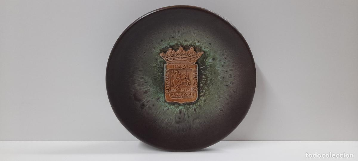 Antiguidades: PLATO DE CERAMICA CON EL ESCUDO DE HUESCA . JOSE ARELLANO (1921 - 1997) FRAGA HUESCA . FRENTE 32 CM