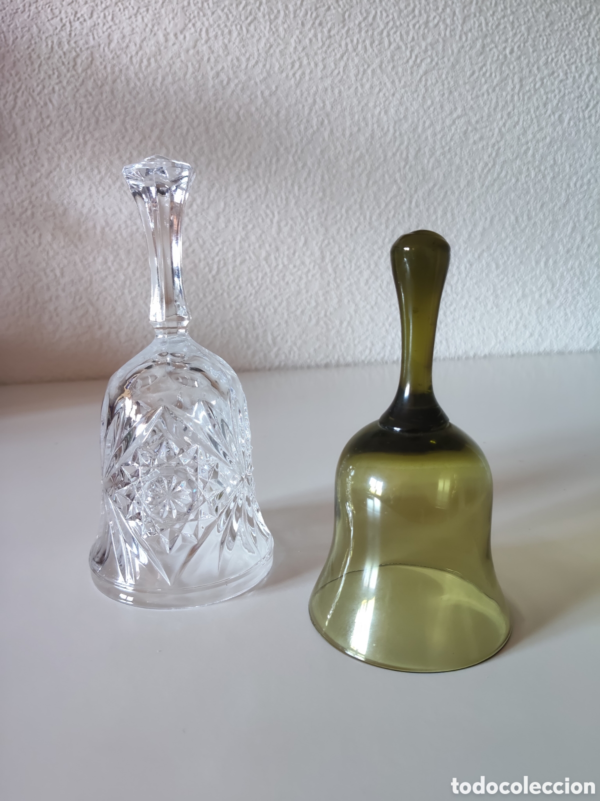 Antig&uuml;edades: Dos campanas de cristal verde y blanca - Foto 1