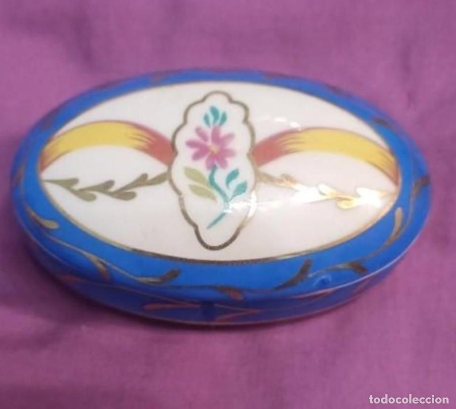 Antiquit&auml;ten: Cajita ovalada de porcelana.