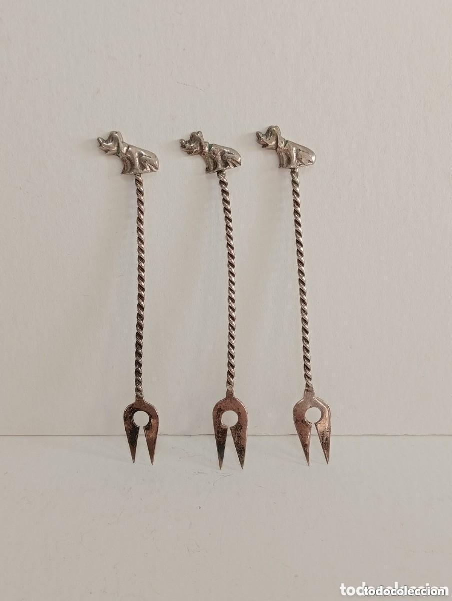 Antig&uuml;edades: CONJUNTO DE TRES (3) PINCHOS DE PLATA MEXICANA. CABEZAS DE PERRO. STERLING MEXICO. 10 CM. DE LARGO.
