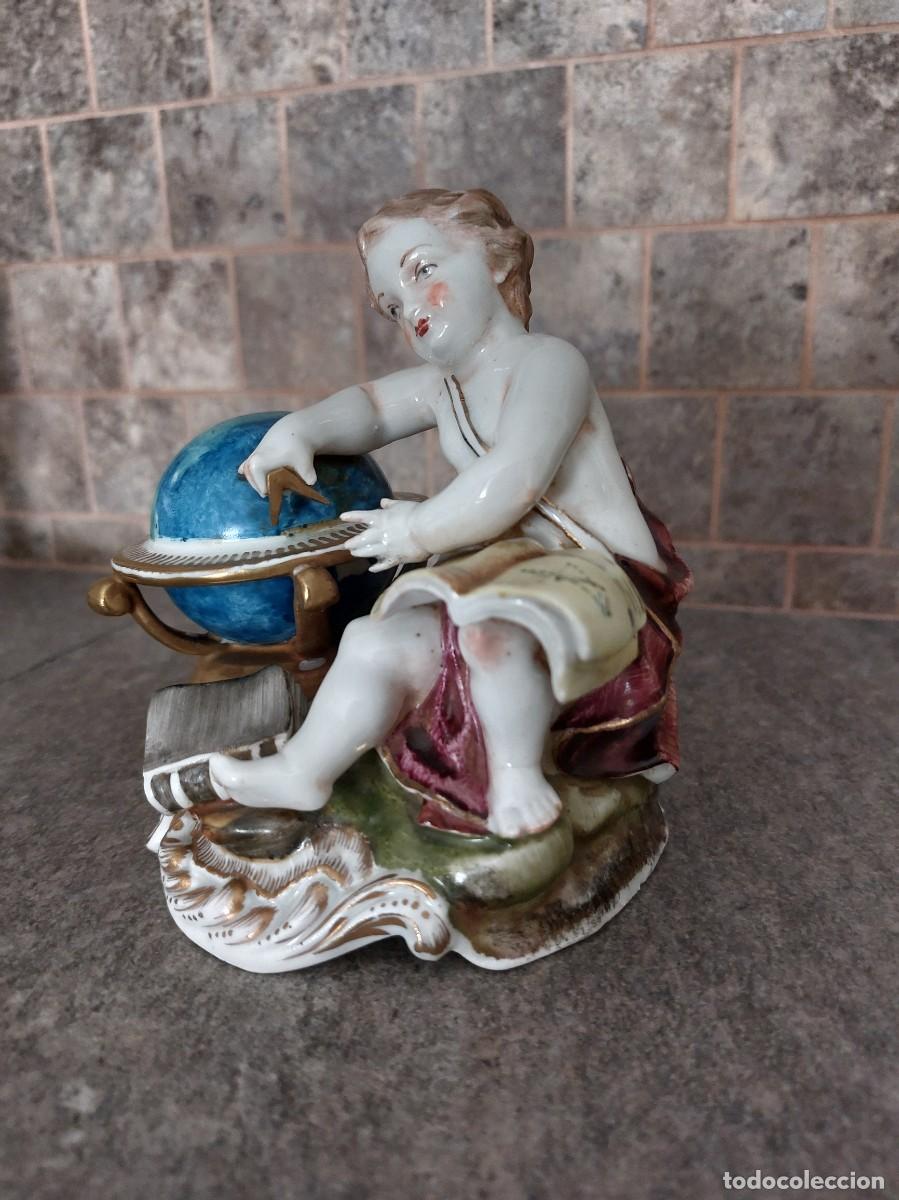 Antig&uuml;edades: Figurine de porcelana &laquo;El &Aacute;ngel Ge&oacute;grafo&raquo; o &laquo;Alegor&iacute;a de la Astronom&iacute;a/Geograf&iacute;a&raquo; Hispania, Manises