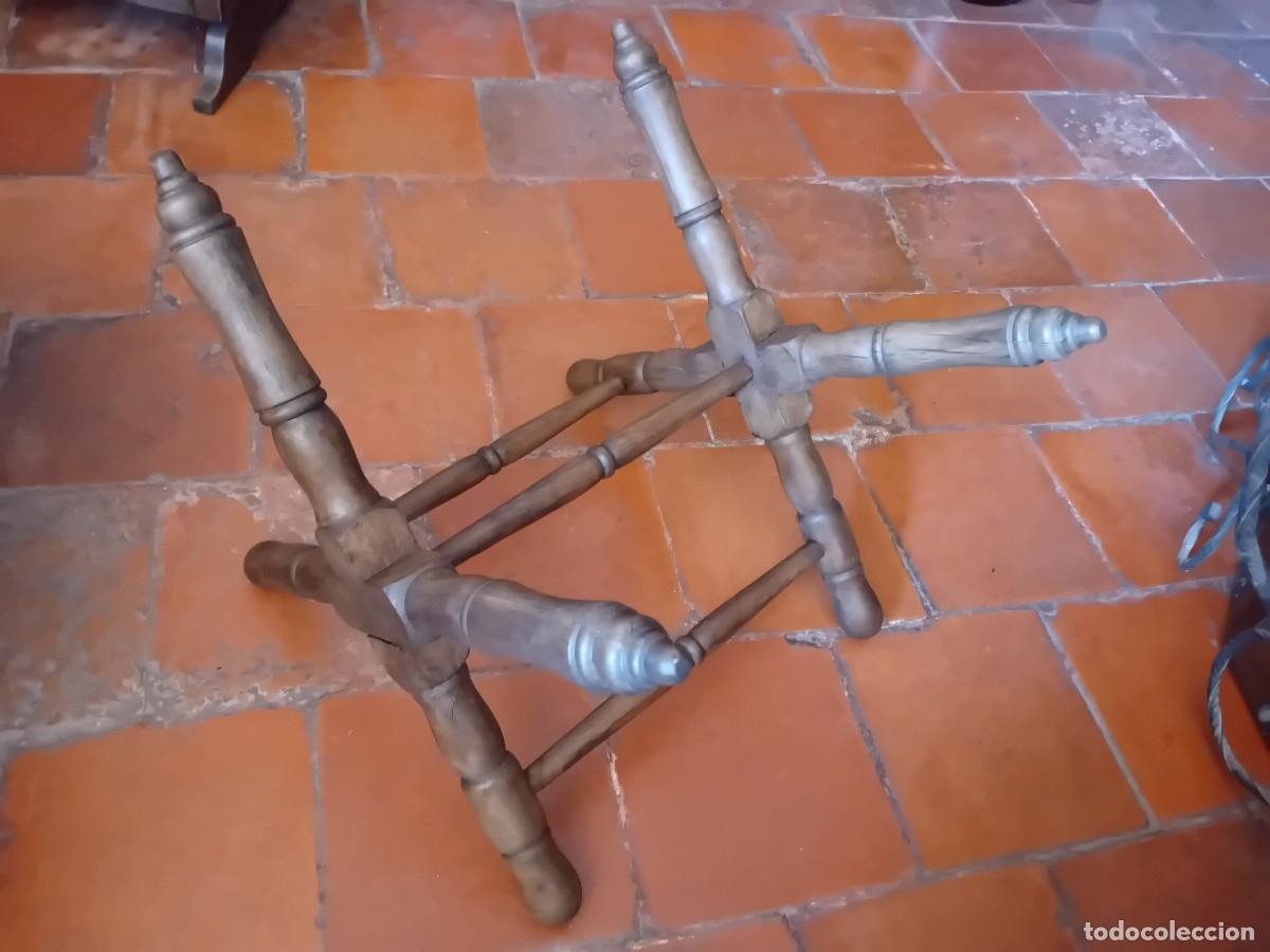 Antig&uuml;edades: Pie o soporte para cuba de vino de palos torneados encerado y patinado