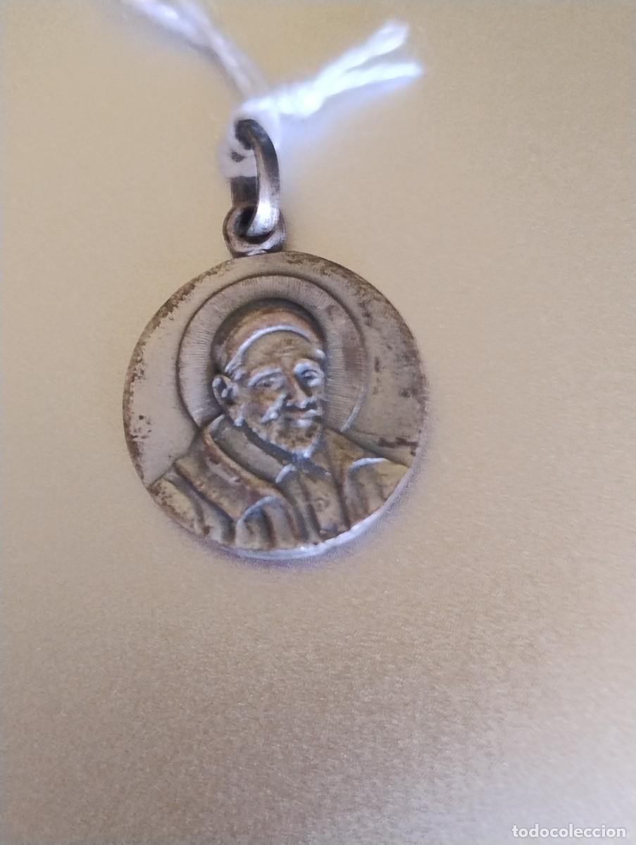 Antig&uuml;edades: Antigua medalla religiosa con reliquia San Vicente de Paul.