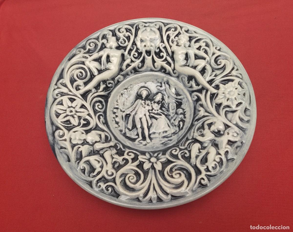 Antig&uuml;edades: gran plato porcelana en relieve - imitacion Capodimonte - no firmado - 31 cm diametro