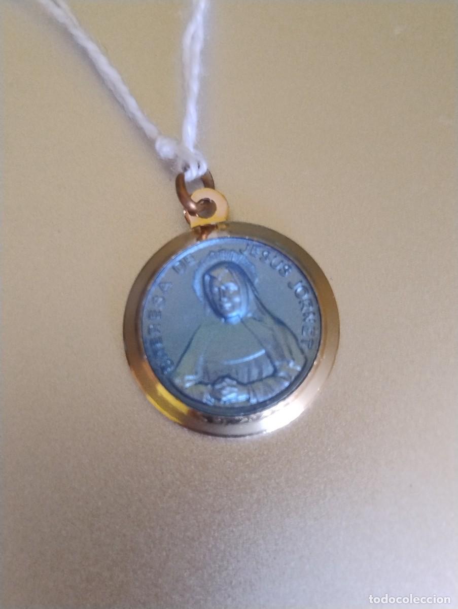 Antig&uuml;edades: Medalla religiosa con reliquia de Santa Teresa de Jesus.