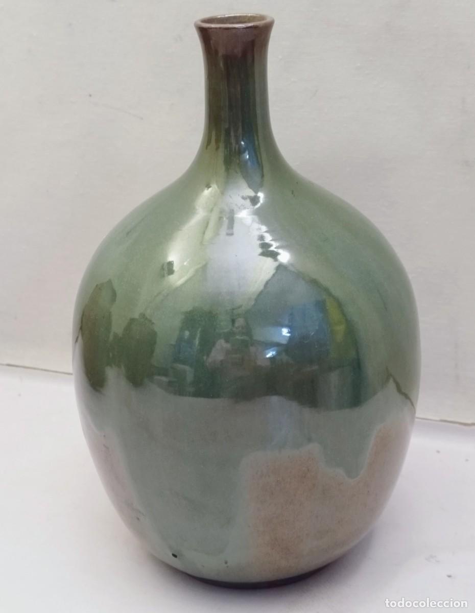 Antig&uuml;edades: Jarr&oacute;n florero en cer&aacute;mica esmaltada. Firmado Serra Pubill. Tono verde con detalle rojo. 23cm