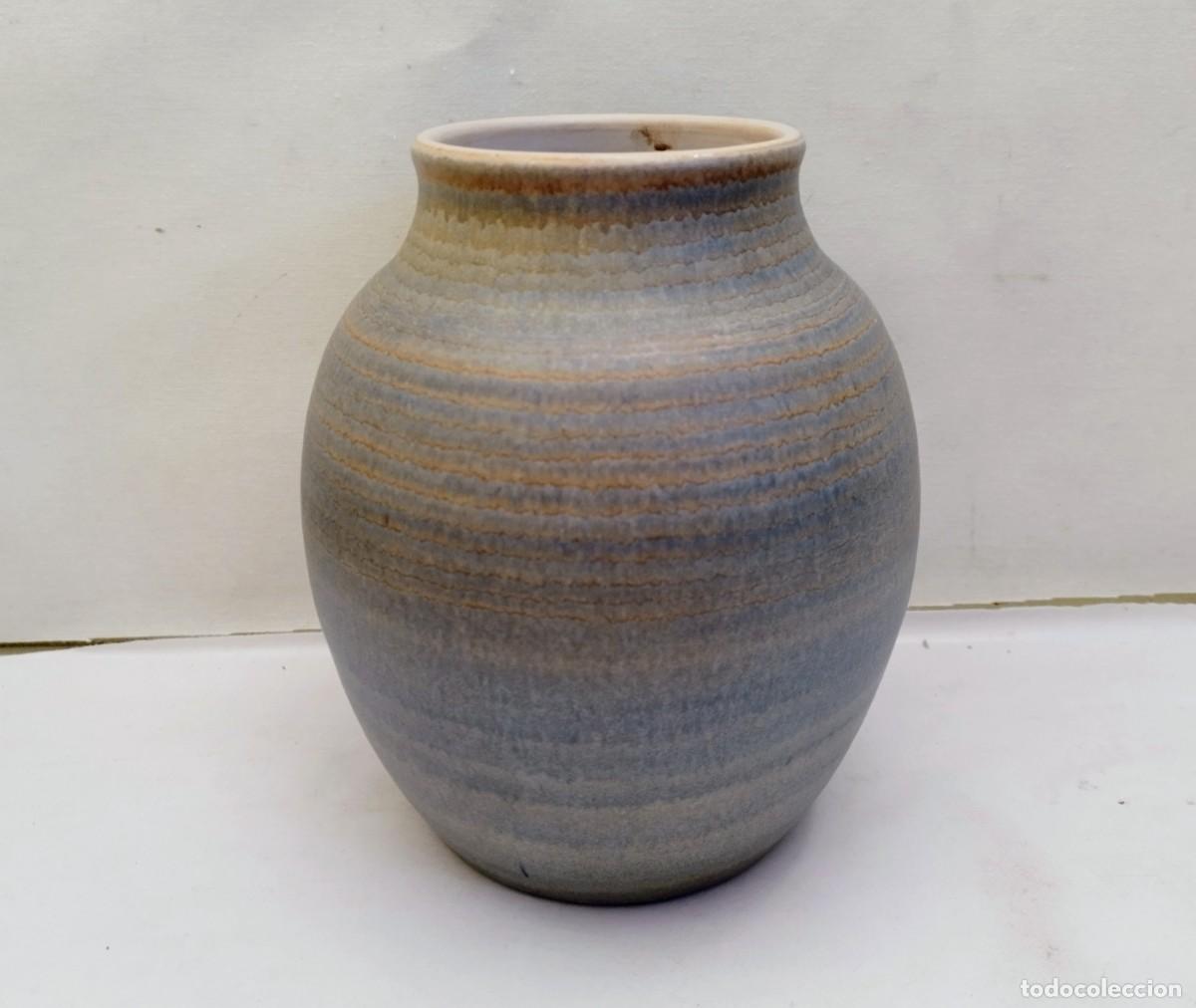 Antig&uuml;edades: Jarr&oacute;n florero en cer&aacute;mica. Firmado Jordi Aguad&eacute;. Tono azulados a rayas marrones. 21cm