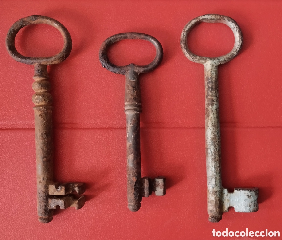 Antig&uuml;edades: 3 LLAVES DE HIERRO de M&Aacute;S DE UN SIGLO DE ANTIG&Uuml;EDAD de 12 cms de largas (ver fotos).