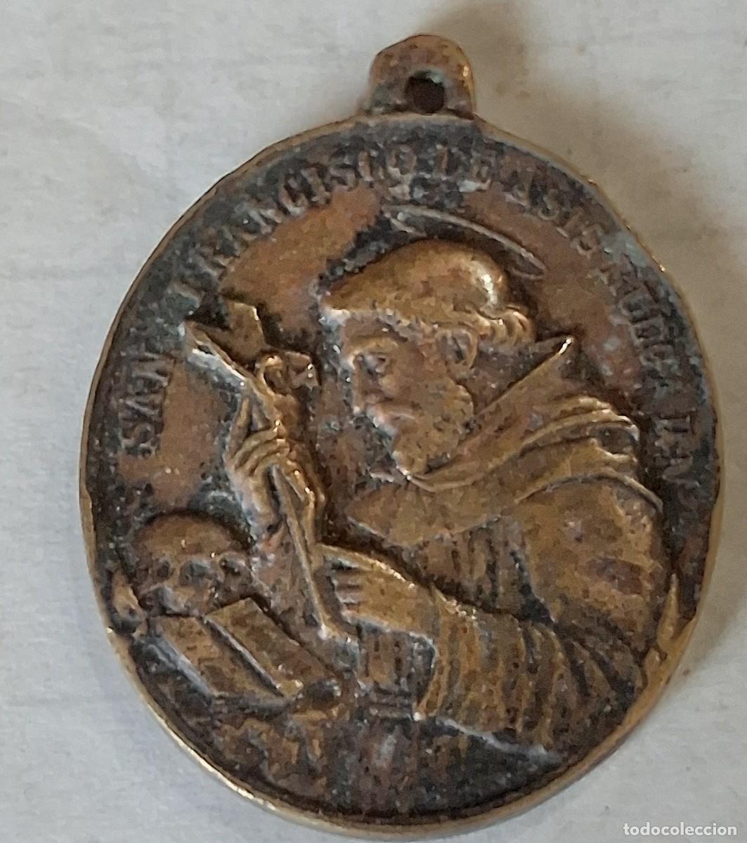 Antig&uuml;edades: Antigua medalla de metal S.XIX.San Fco de Asis y San Antonio de Padua