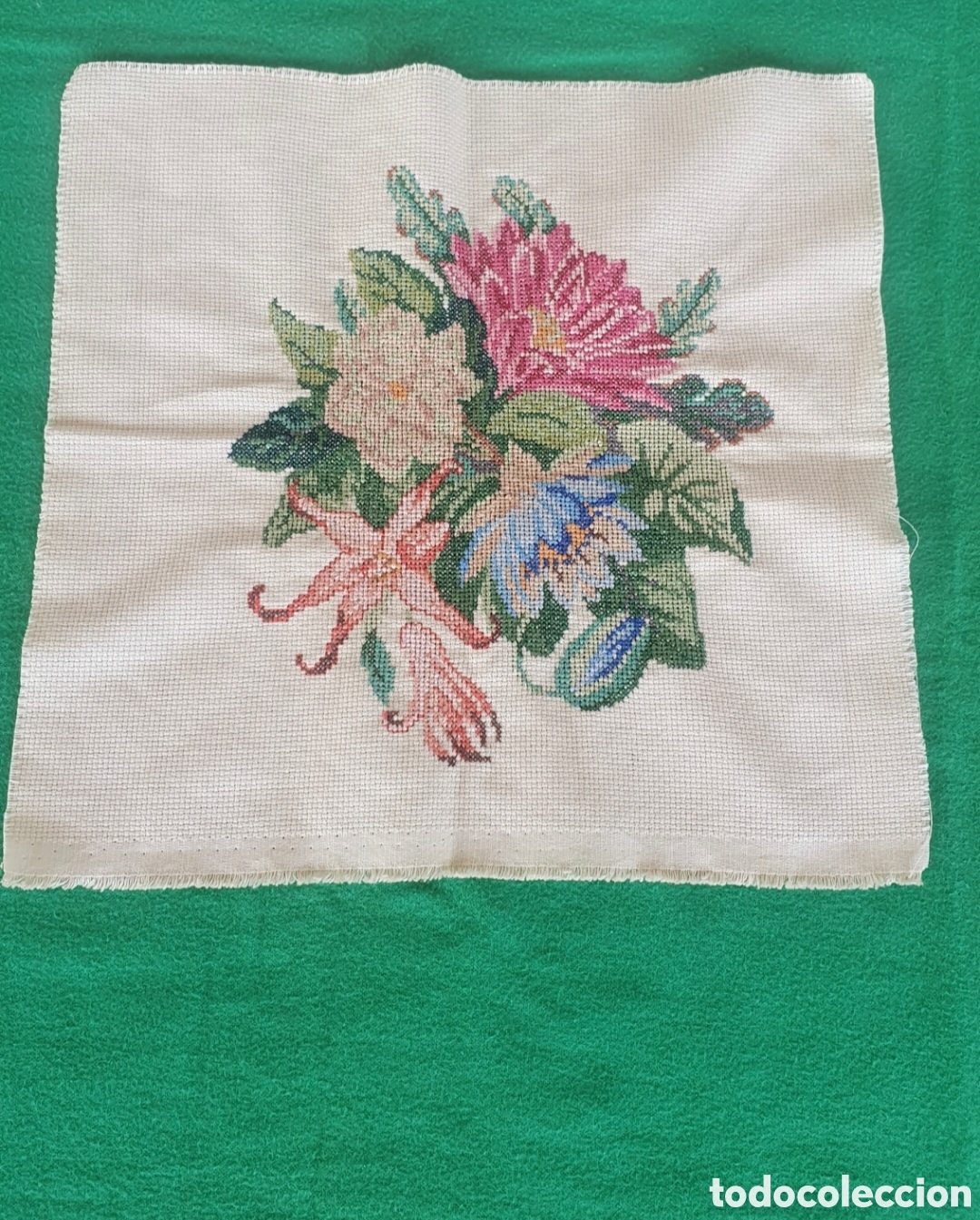 Antig&uuml;edades: Tapiz bordado en punto de cruz (crosstitch) sobre tela Aida