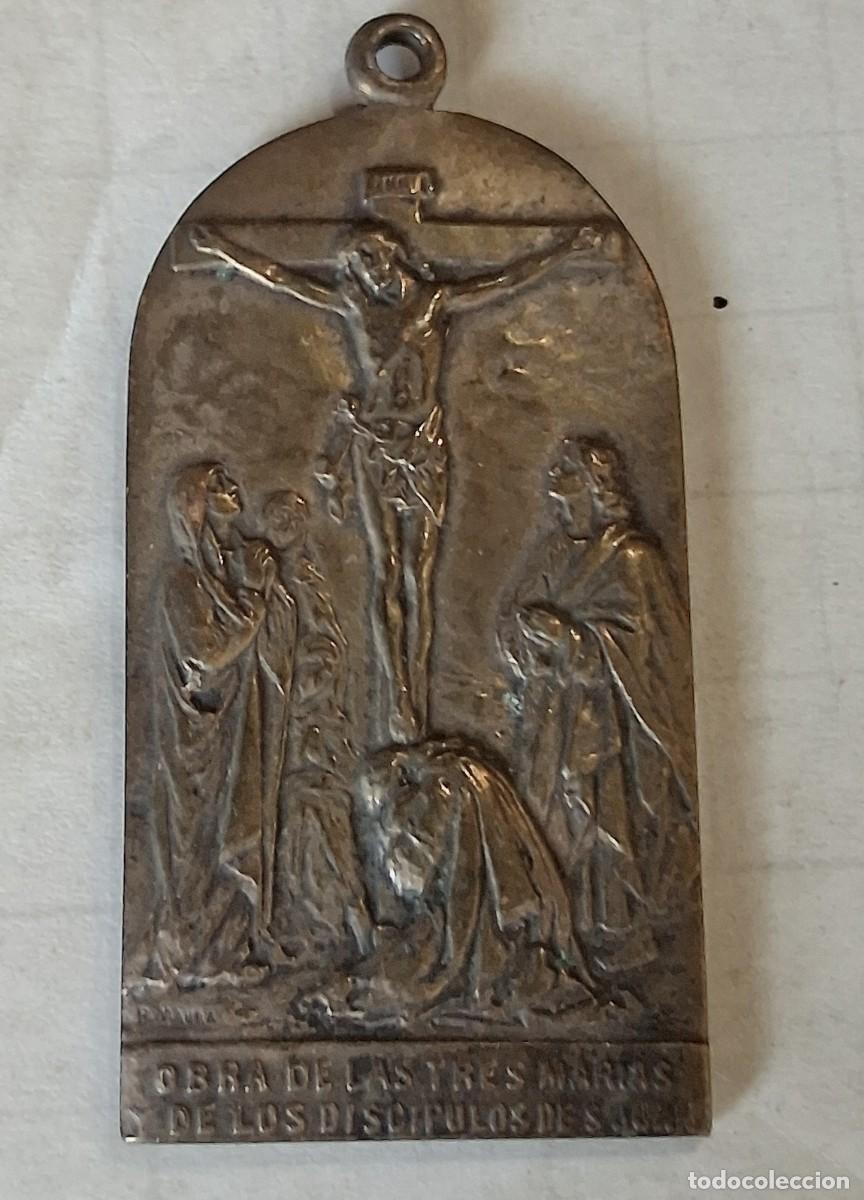 Antig&uuml;edades: Antigua medalla de metal Obra de las tres marias y de los discipulos de Jesus