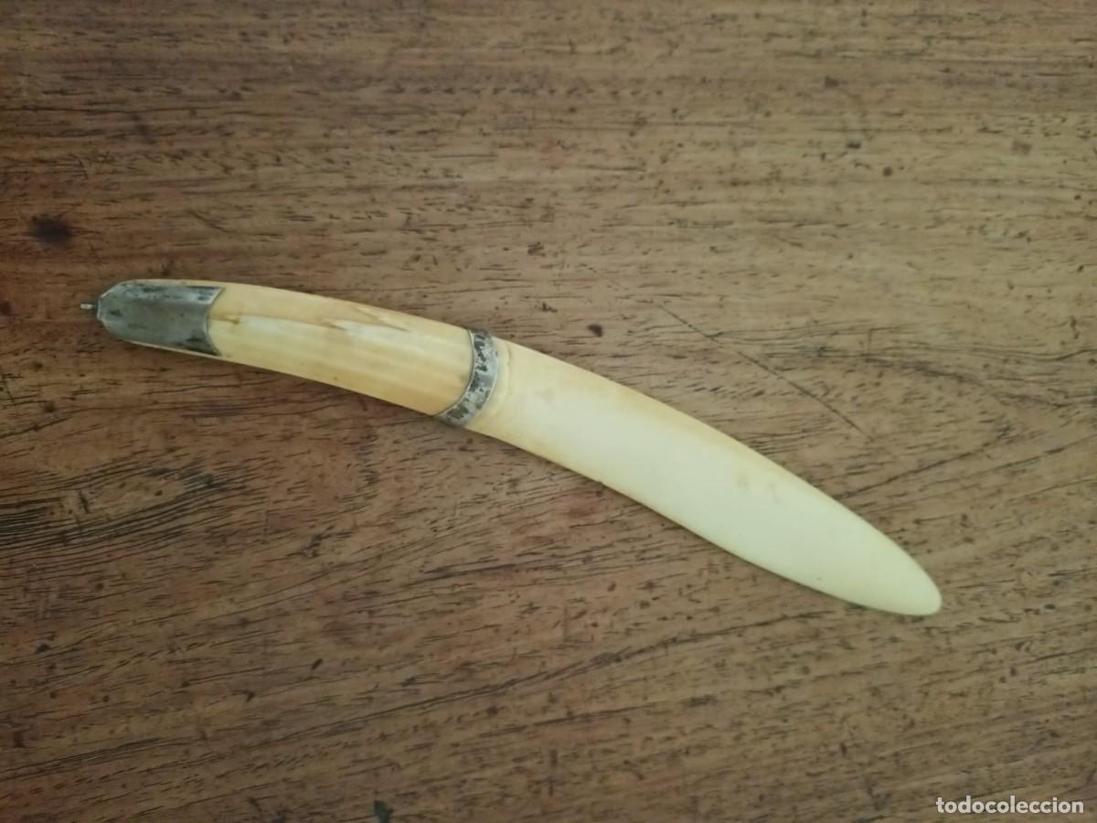 Antiques: Antiguo abrecartas con mango de hueso (o similar) y virola met&aacute;lica con punz&oacute;n. 22 cm aprox.