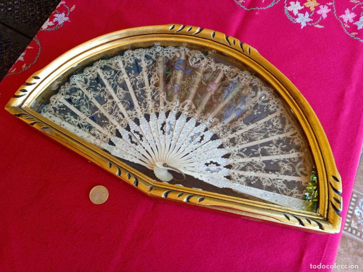 Antig&uuml;edades: Abaniquera con abanico antiguo