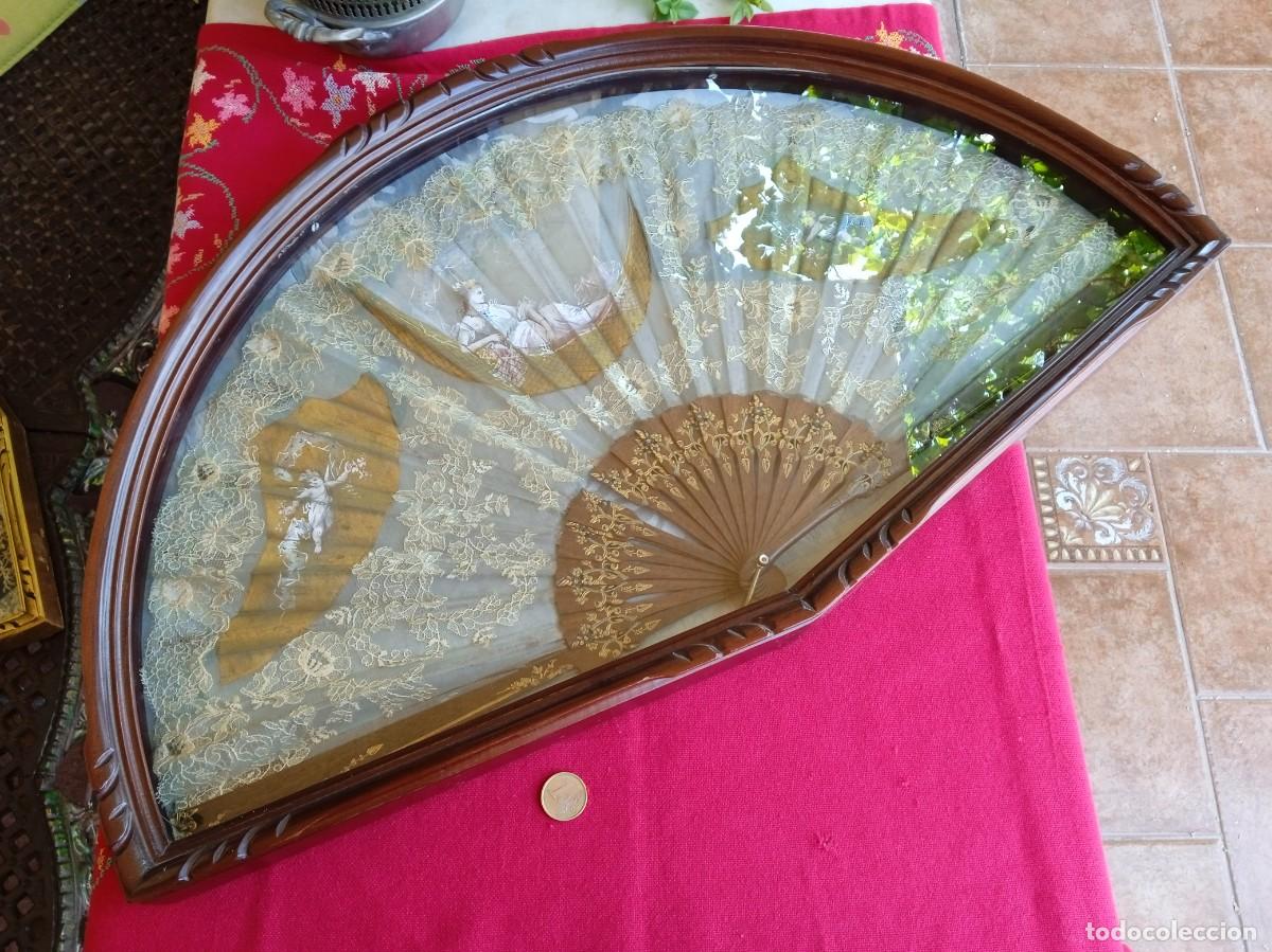 Antig&uuml;edades: Abaniquera con abanico antiguo
