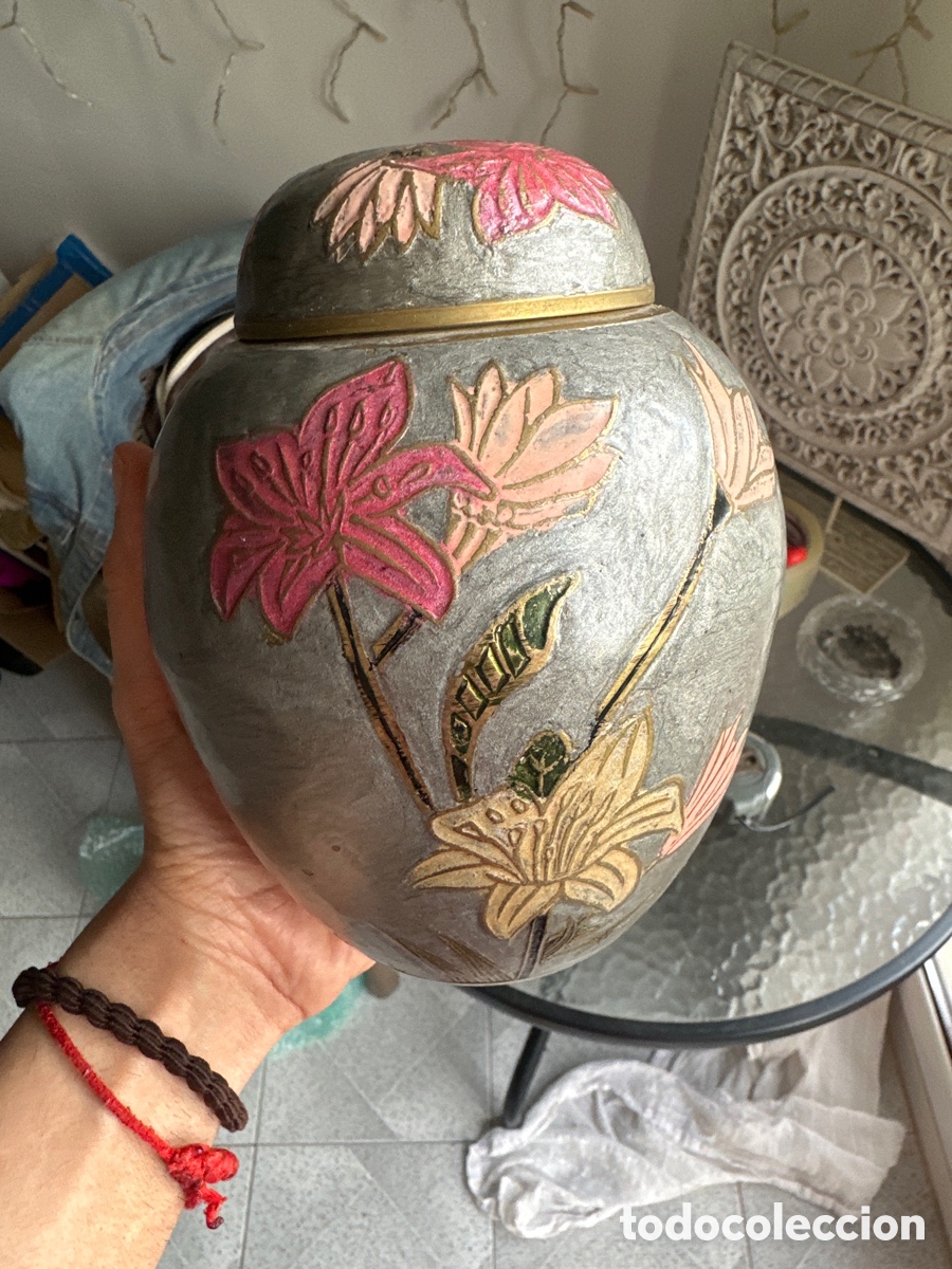 Antig&uuml;edades: &rdquo;Bote Met&aacute;lico Decorativo / Ginger Jar / Urna de Lat&oacute;n Esmaltado - Flores Cinceladas&rdquo;