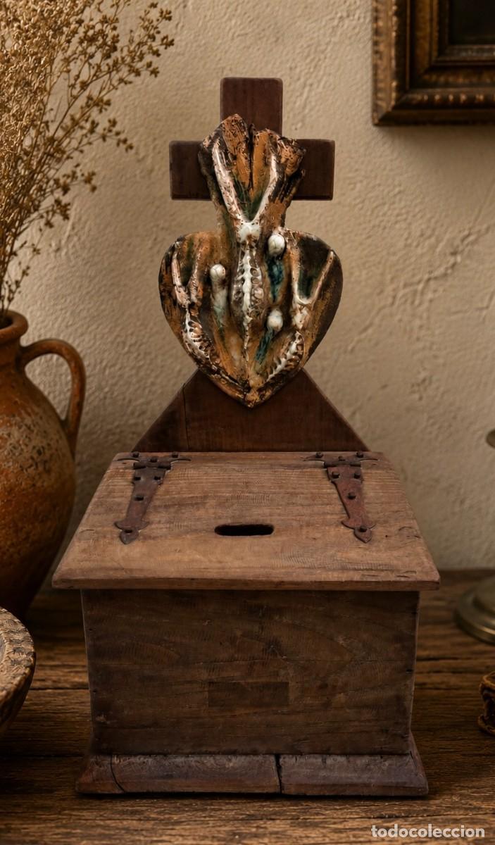 Antig&uuml;edades: Limosnero de madera con Sagrado Coraz&oacute;n, Fundaci&oacute;n Alvargonz&aacute;lez
