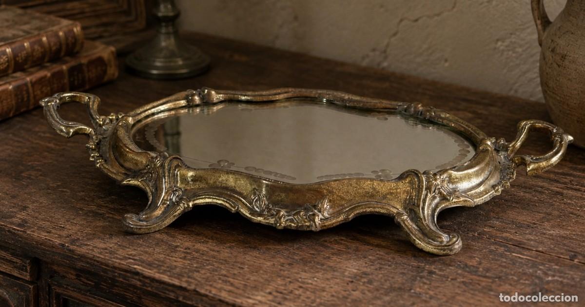 Antig&uuml;edades: Bandeja de cobre con espejo decorado
