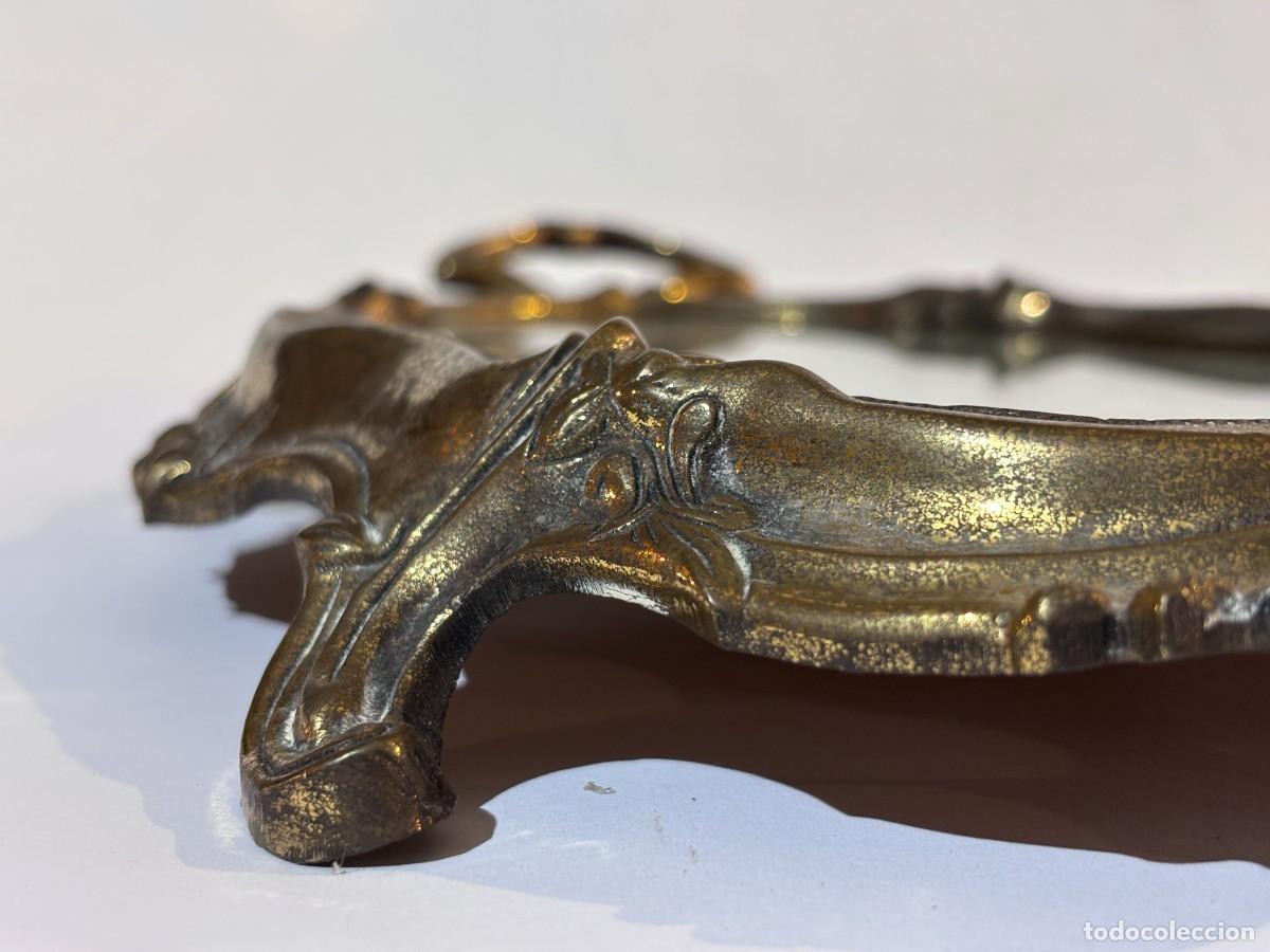 Antig&uuml;edades: Bandeja de bronce con espejo decorado - Foto 3