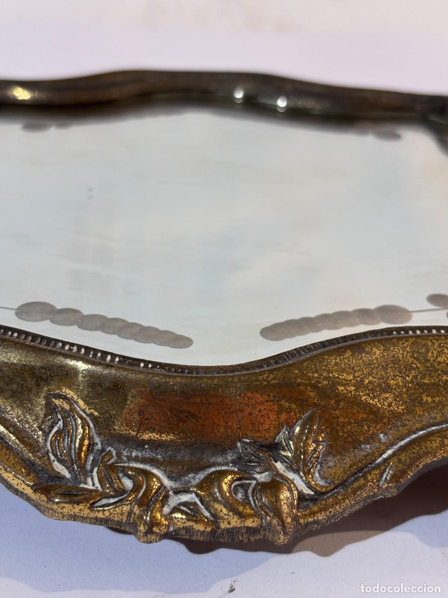 Antig&uuml;edades: Bandeja de bronce con espejo decorado - Foto 5
