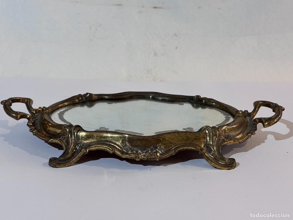 Antig&uuml;edades: Bandeja de bronce con espejo decorado - Foto 7