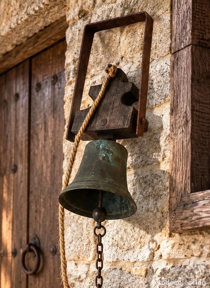 Antig&uuml;edades: Campana antigua con soporte &ndash; bronce, hierro y madera