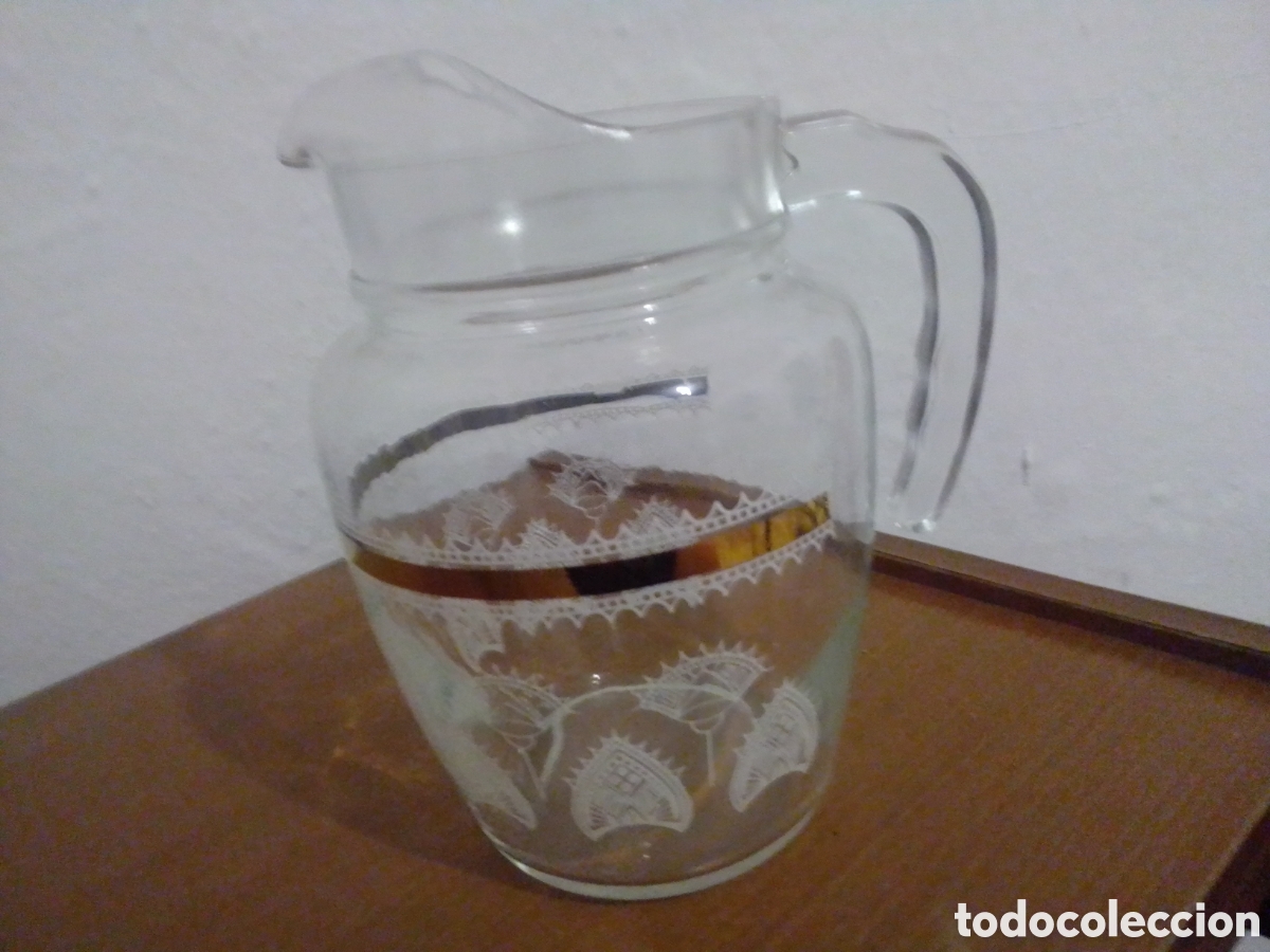Antig&uuml;edades: Jarra de cristal y vaso tallado tiene decorado tambi&eacute;n un color de oro