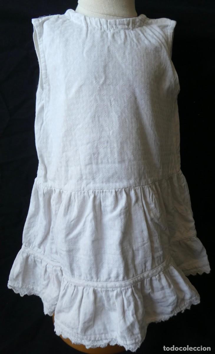 Antig&uuml;edades: ANTIGUO VESTIDO DE PIQU&Eacute; BORDADA PARA NI&Ntilde;A - MU&Ntilde;ECA PPIO.S.XX