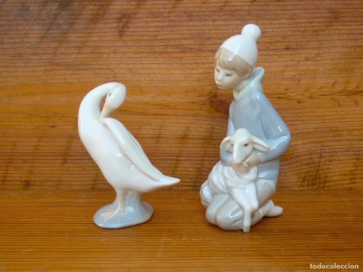 Antig&uuml;edades: Precioso Lladro Vintage Joven Pastor con Cordero + Cisne Acical&aacute;ndose. 2 Piezas.