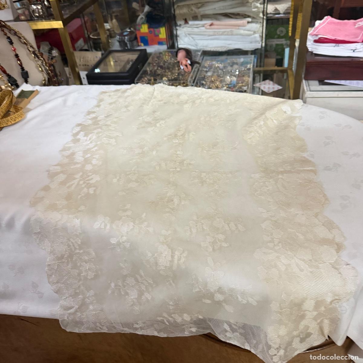 Antig&uuml;edades: Mantilla blanca crema