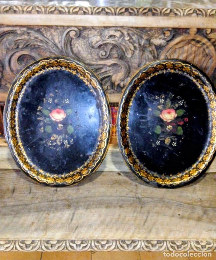 Antig&uuml;edades: Pareja de bandejas isabelinas metalicas