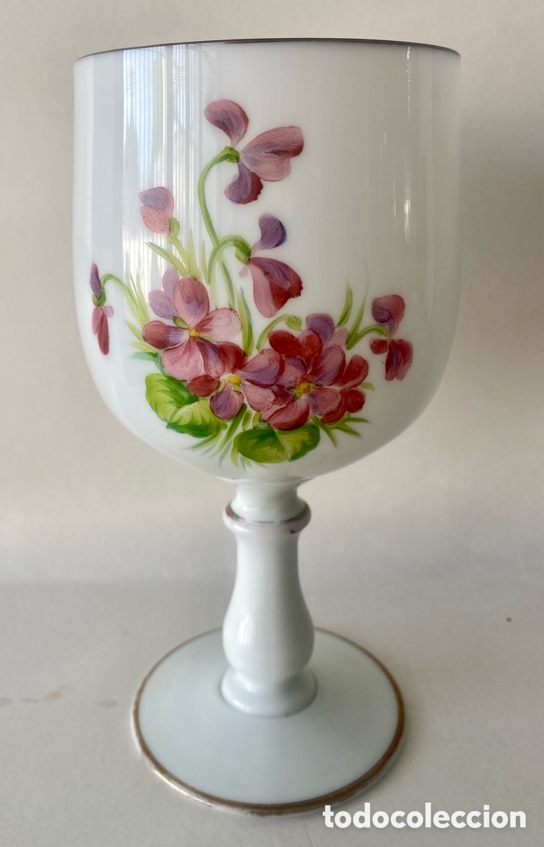 Antig&uuml;edades: Jarr&oacute;n copa de Cristal opalina blanca decoraci&oacute;n pintada a mano flores rosas y hojas y borde dorado