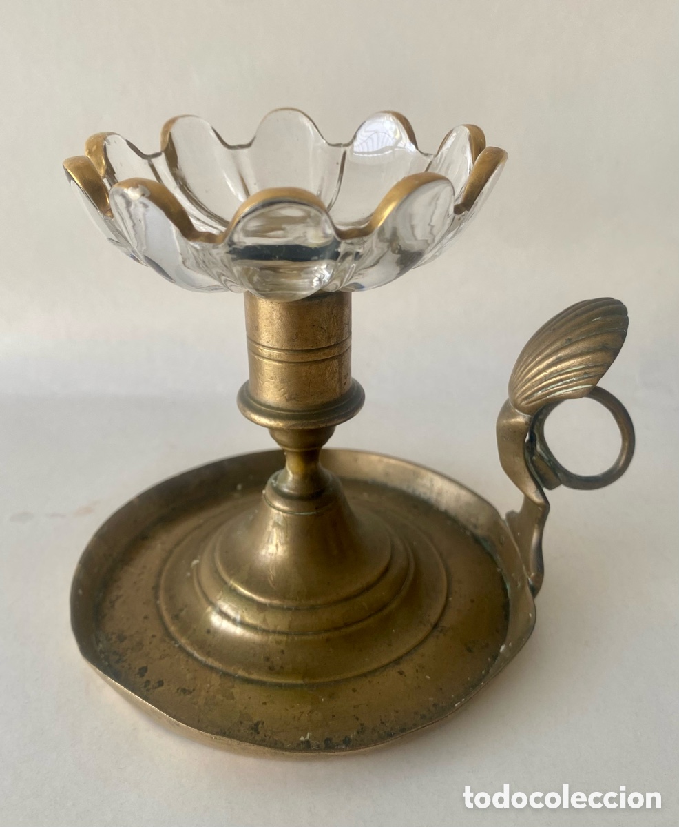 Antig&uuml;edades: Portavela palmatoria de bronce y Cristal con borde dorado Asa en forma de concha Principios SXX