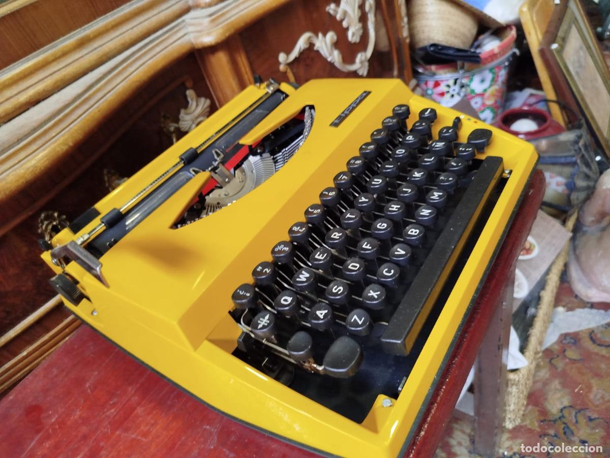 Antig&uuml;edades: Maquina escribir amarilla Adler Tippa. A&ntilde;os 60-70 siglo XX. Est. Gris