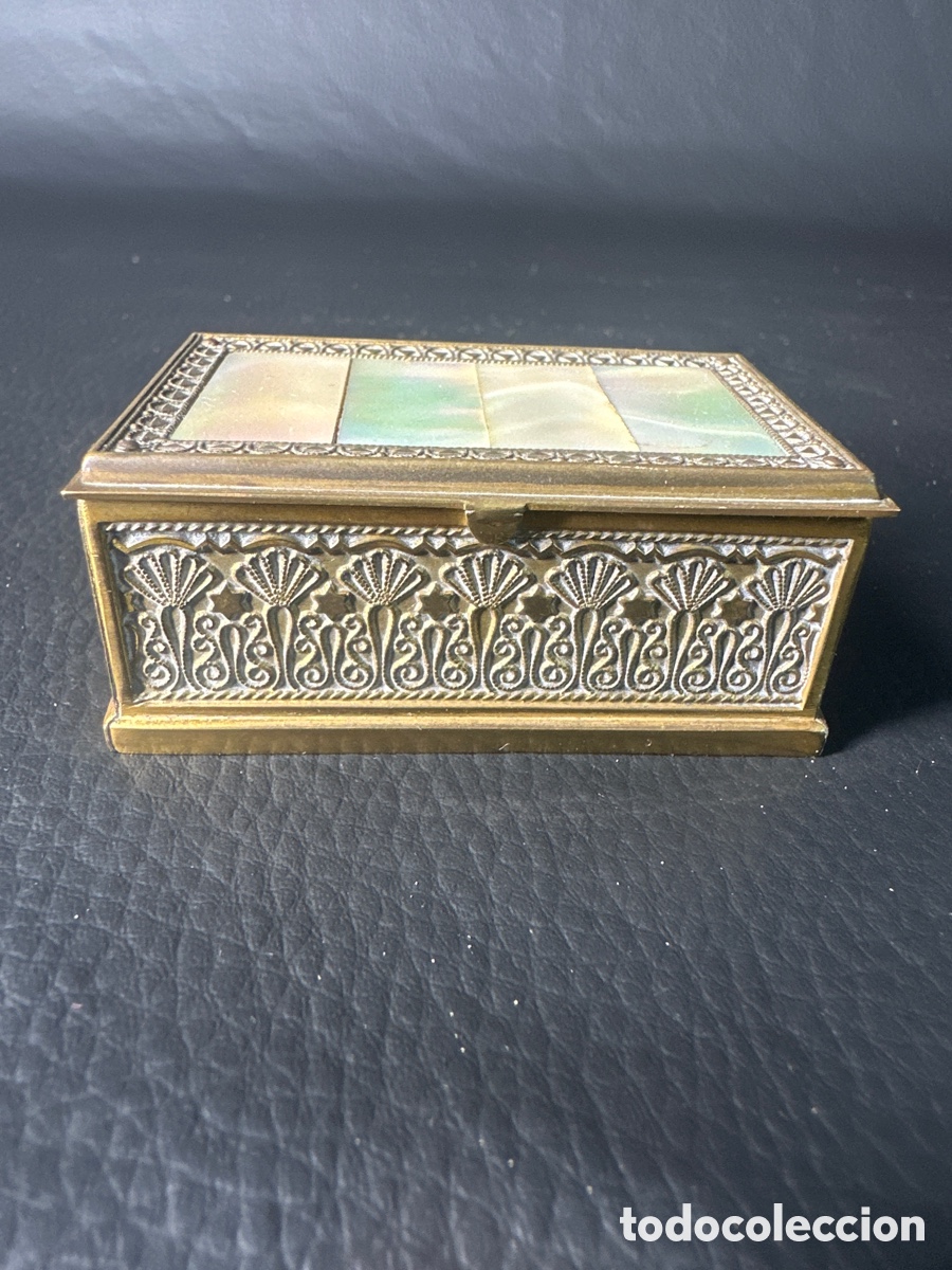 Antig&uuml;edades: Caja de bronce y nacar