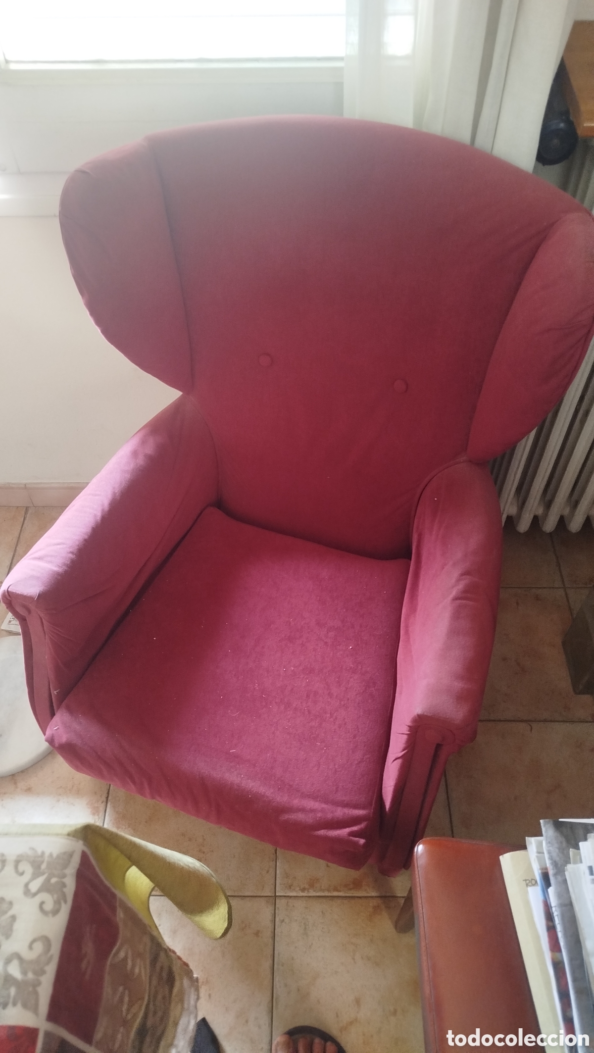 Antig&uuml;edades: sill&oacute;n orejero cl&aacute;sico en tela burdeos