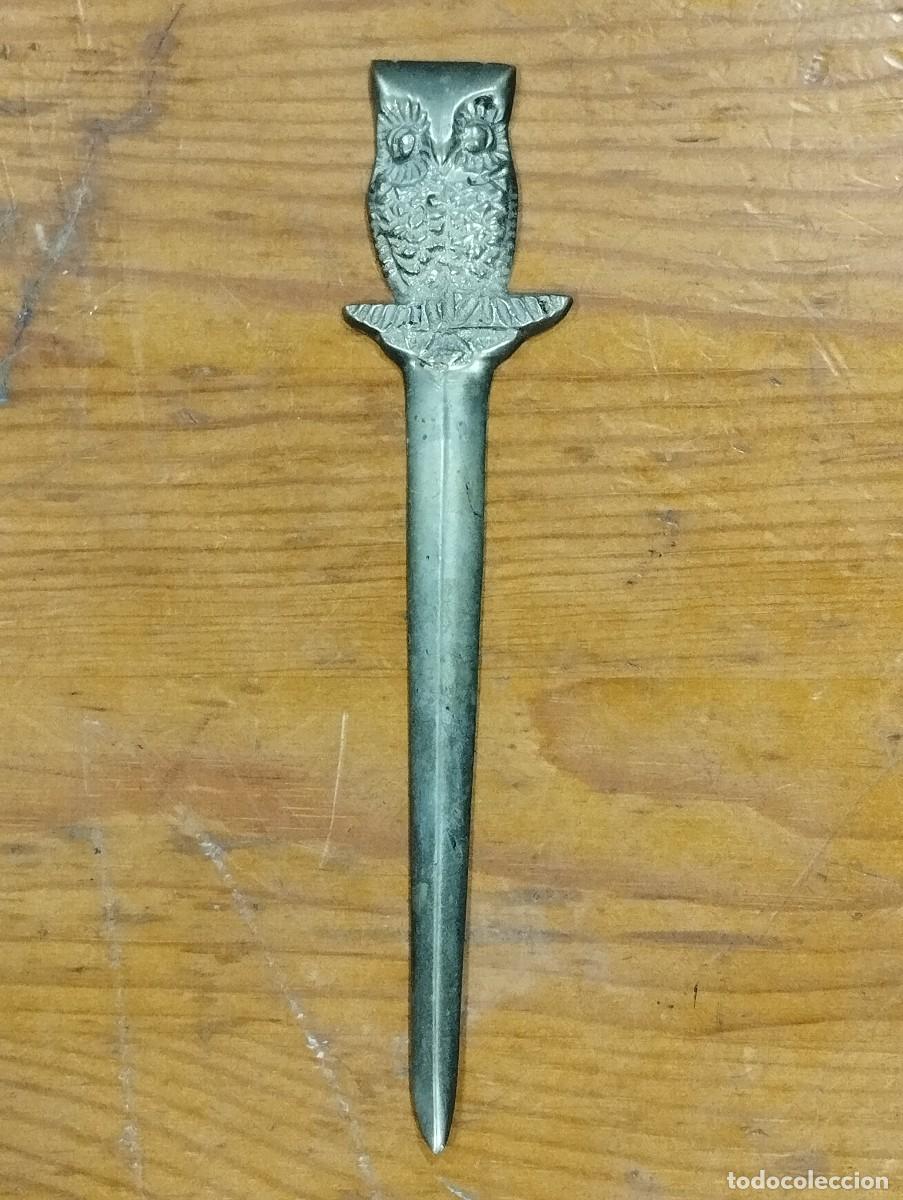 Antig&uuml;edades: ABRECARTAS DE BRONCE CON MANGO EN FORMA DE B&Uacute;HO.