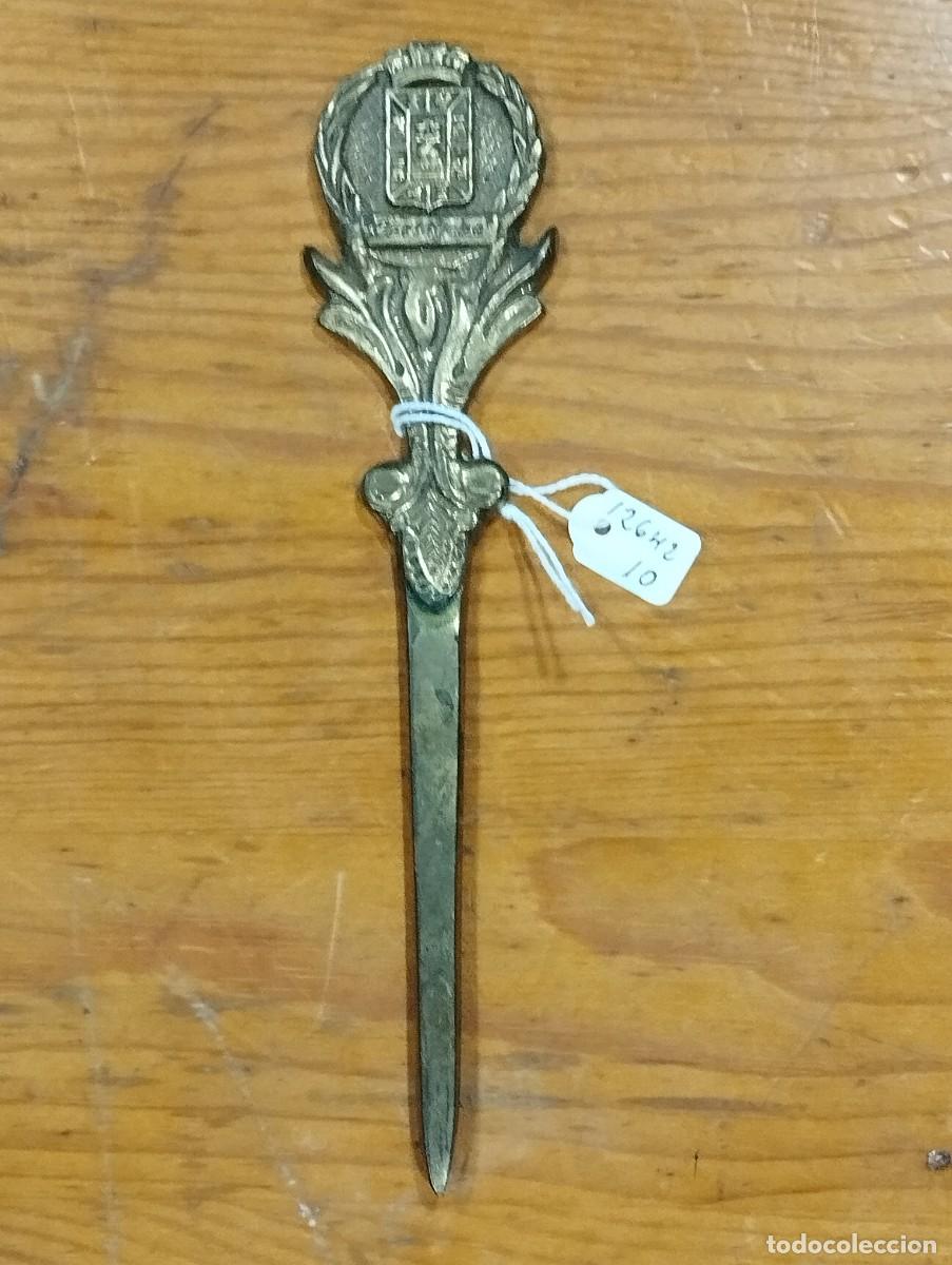 Antig&uuml;edades: ABRECARTAS DE BRONCE CON ESCUDO DE CARTAGENA.