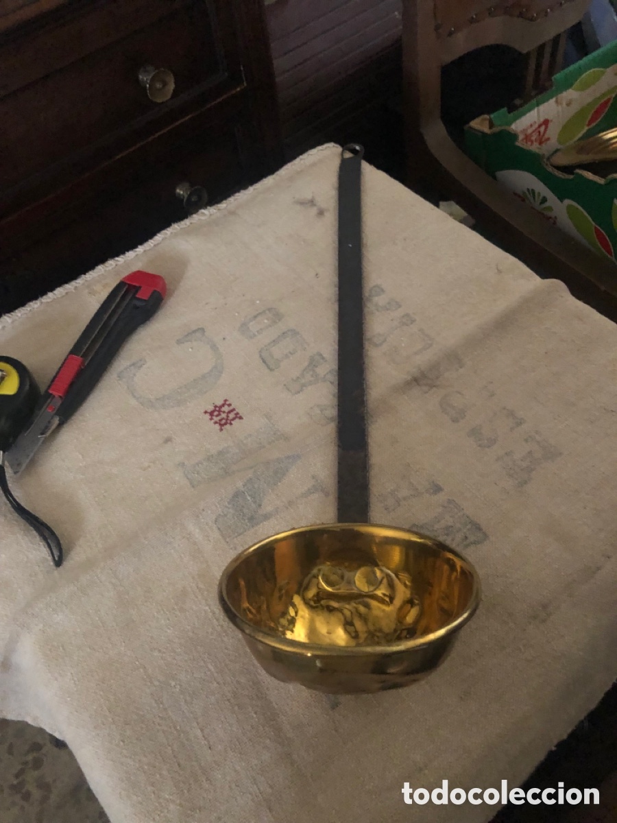 Antig&uuml;edades: Cazo de lat&oacute;n con mango de hierro forjado
