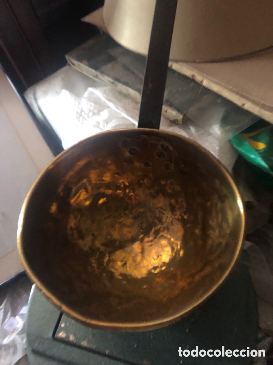 Antig&uuml;edades: Cazo de lat&oacute;n con mango de hierro forjado