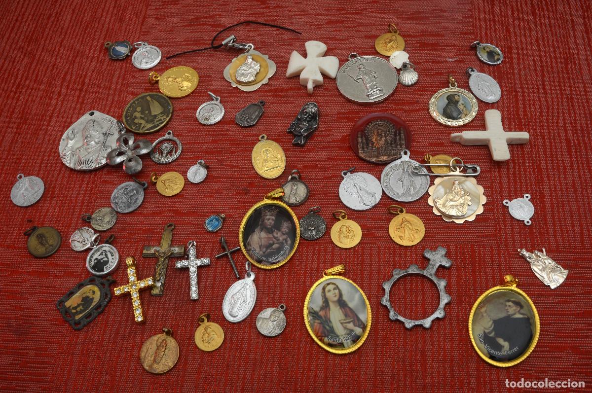 Antig&uuml;edades: GRAN LOTE DE 53 CINCUENTA Y TR&Eacute;S MEDALLITAS RELIGIOSAS, PEQUE&Ntilde;AS CRUCES, ETC.