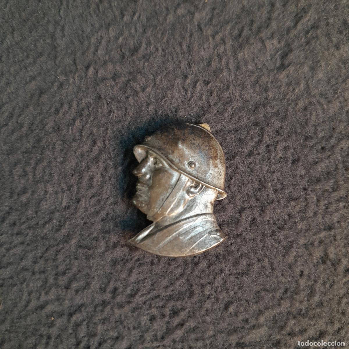 Antig&uuml;edades: M-2265. INSIGNIA/BROCHE EN PLATA CON EL PERFIL DE BENITO MUSSOLINI. D. GRANERO, TUR&Iacute;N.