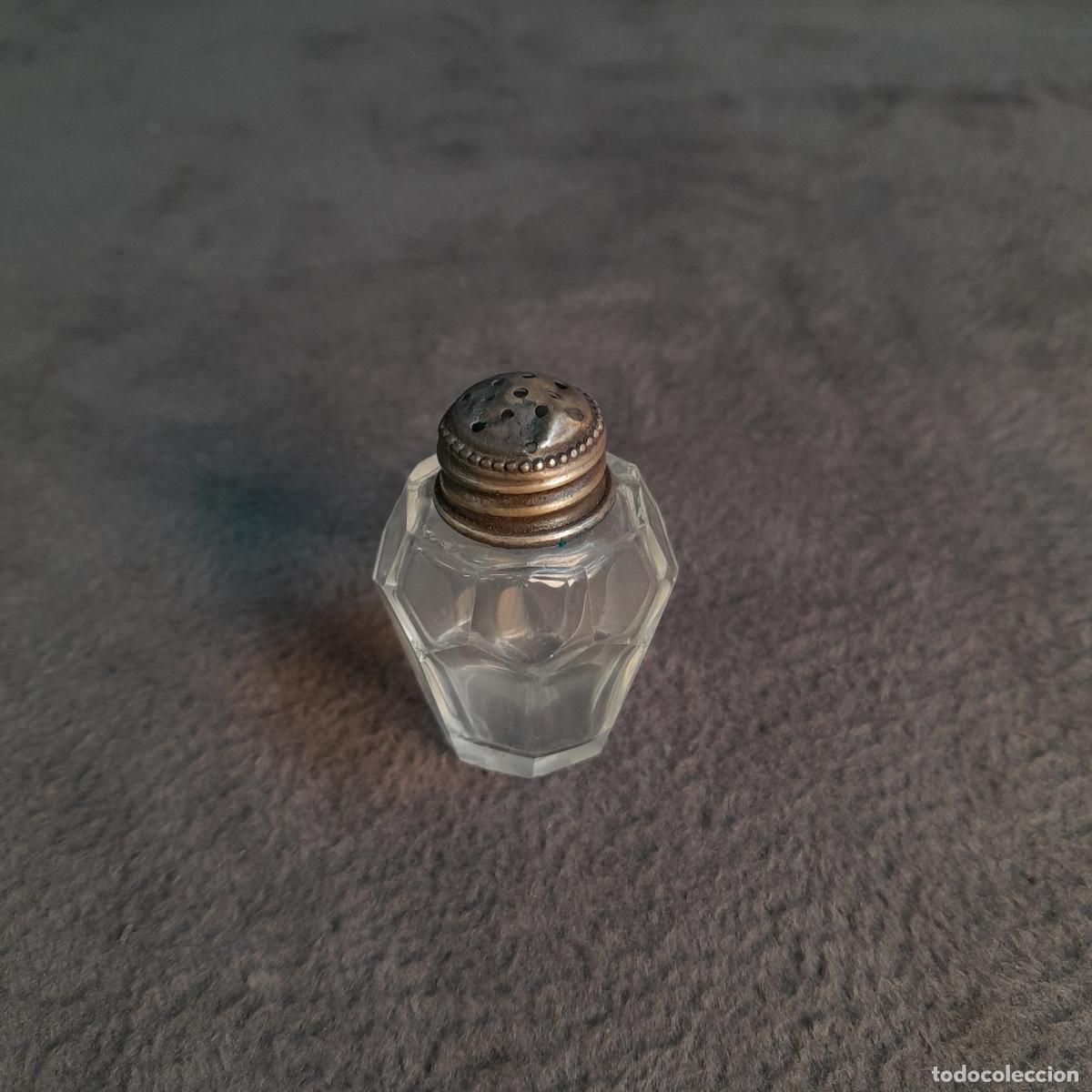Antiquit&eacute;s: MINIATURA DE SALERO DE CRISTAL TALLADO CON TAPA DE PLATA. SIGLO XX