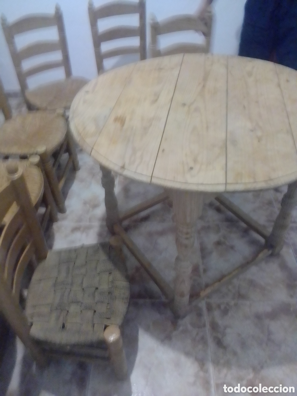 Antiquit&auml;ten: Juego de mesa m&aacute;s 4 sillas de asiento de &rdquo;anea&rdquo;