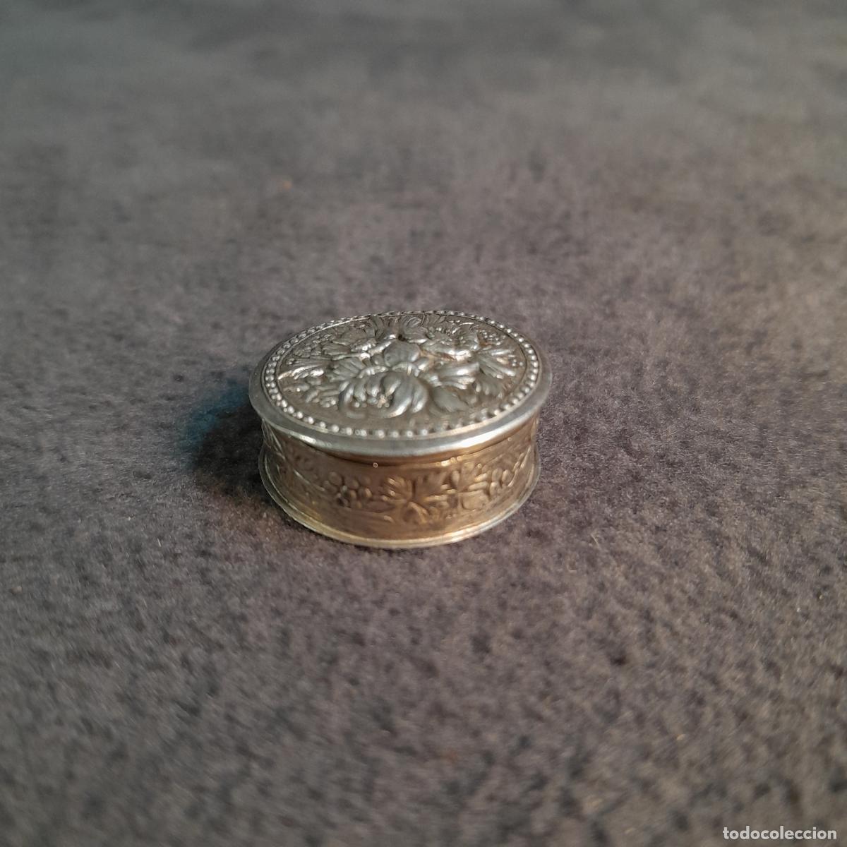 Antig&uuml;edades: ANTIGUA CAJITA DE PLATA REPUJADA CON CONTRASTE.MEDIADOS DEL S.XX