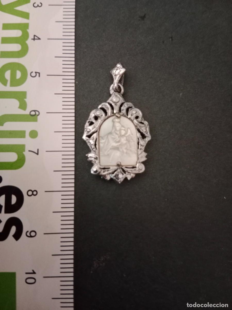 Antig&uuml;edades: PRECIOSA MEDALLA PARA COLGANTE EN PLATA Y PLACA DE NACAR / MADREPERLA - N.S. VIRGEN DEL CARMEN