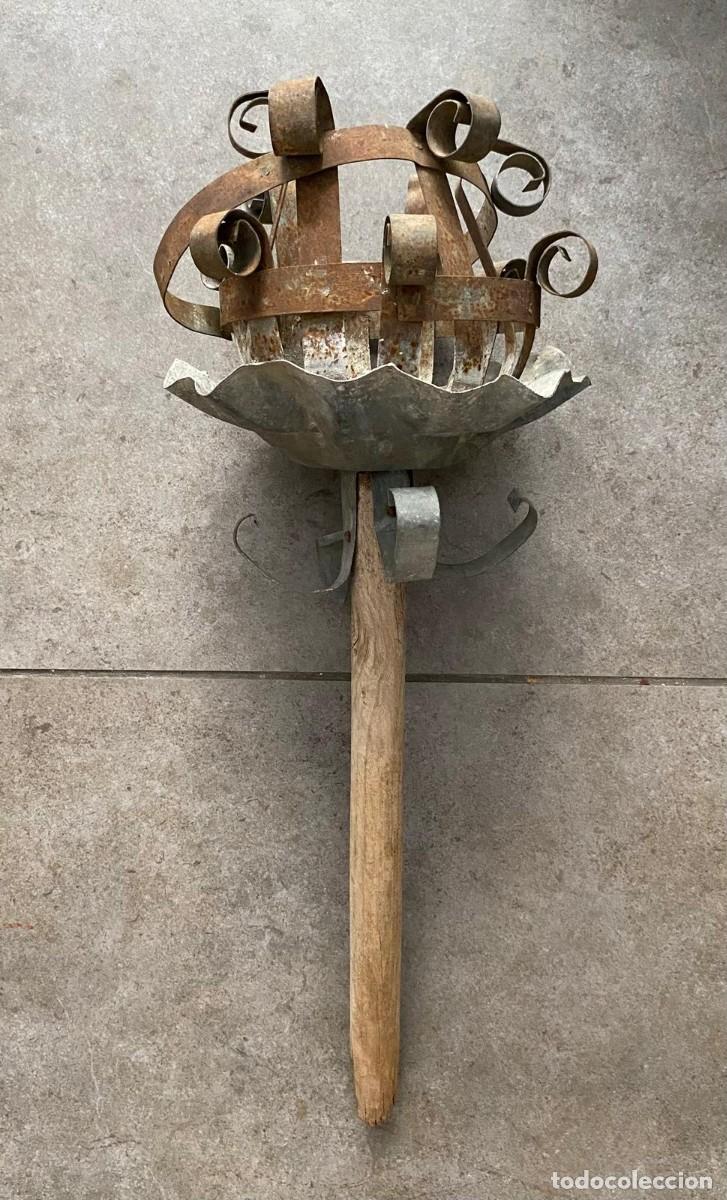 Antig&uuml;edades: Antigua antorcha o aplique de metal y madera.