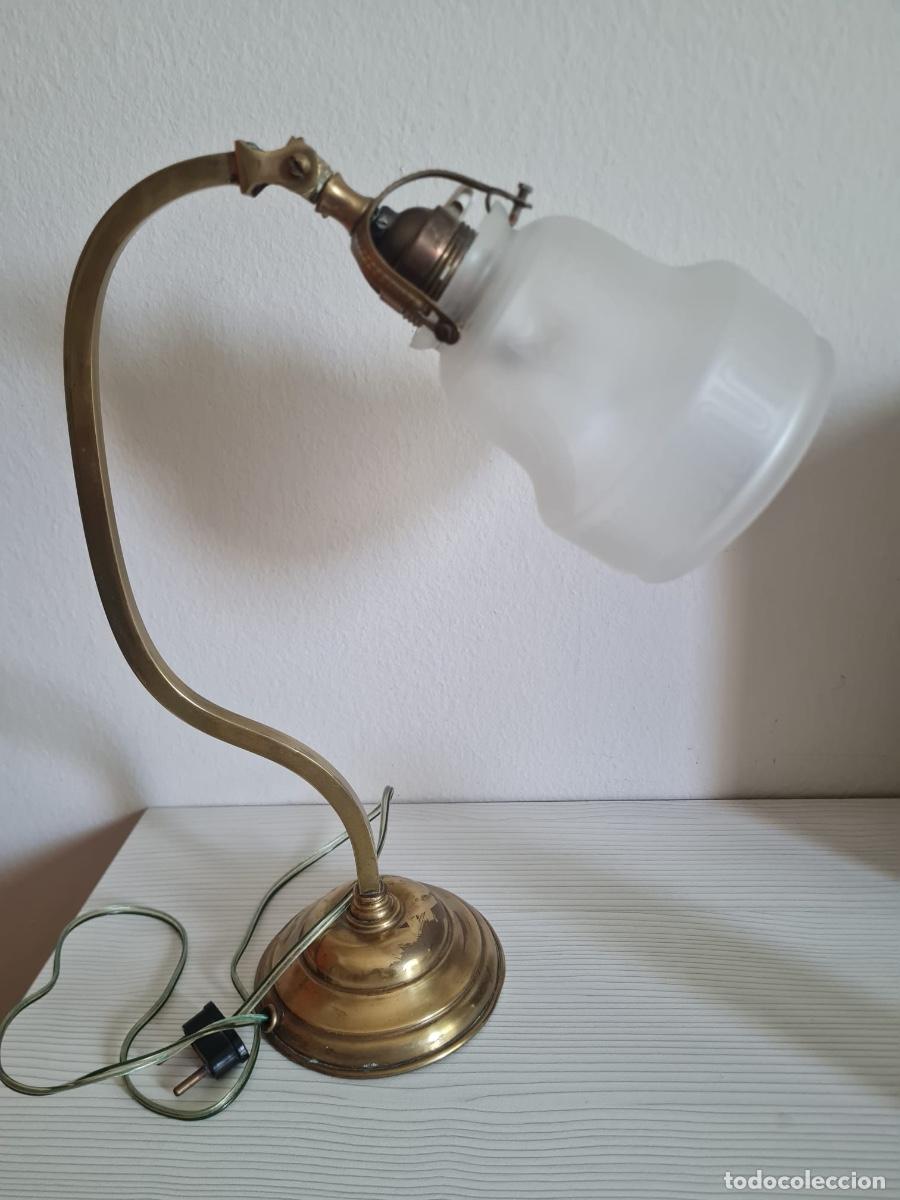 Antig&uuml;edades: LAMPARA ANTIGUA DE SOBREMESA. DE BRONCE CON TULIPA DE VIDRIO