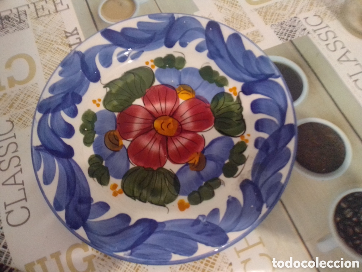 Antig&uuml;edades: Plato antiguo de cer&aacute;mica blanco y azul y rojo con dibujos